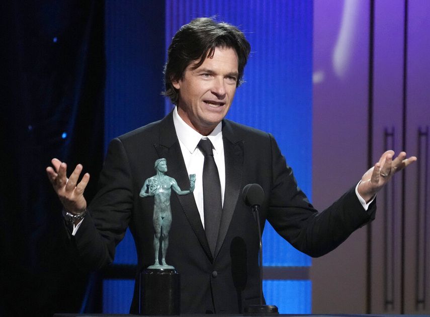 Jason Bateman recibe el premio al mejor actor en una serie de drama por Ozark, uno de los momentos más memorables en la 29a entrega anual de los Premios del Sindicato de Actores de la Pantalla el 26 de febrero de 2023, en el hotel Fairmont Century Plaza en Los Ángeles.&nbsp;