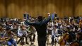 El director musical Michael Repper dirige la Sinfónica Juvenil de Nueva York durante un ensayo el 15 de enero de 2023 en la ciudad de Nueva York.