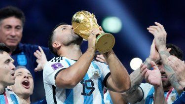 El exdelantero argentino Sergio Agüero sostiene el trofeo después de que Argentina ganó el partido de fútbol final de la Copa del Mundo entre Argentina y Francia en el Estadio Lusail en Lusail, Catar, el domingo 18 de diciembre de 2022. Argentina ganó 4-2 en una tanda de penales después del partido Terminó empatado 3-3. 