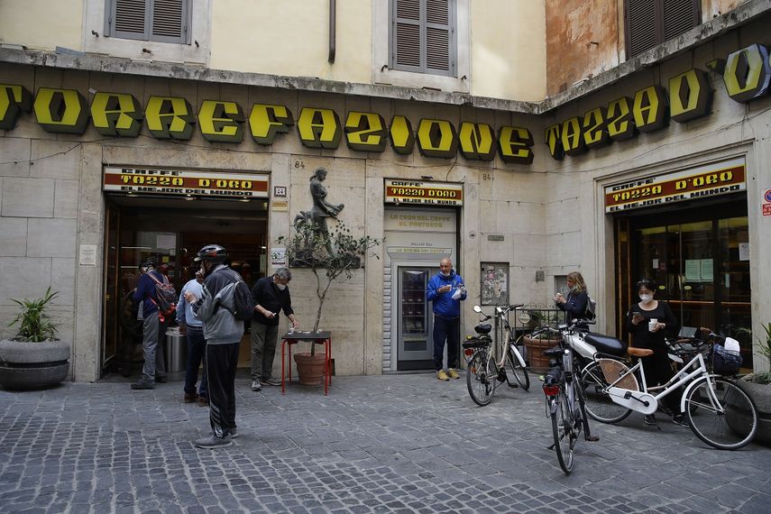 Algunos clientes afuera de una cafeter&iacute;a en Roma, Italia, el 5 de mayo de 2020, mientras el pa&iacute;s reanuda actividades p&uacute;blicas suspendidas durante la crisis del coronavirus.