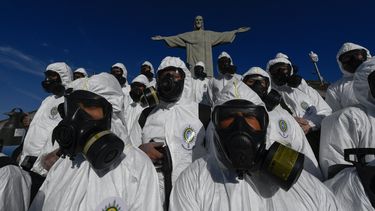 Soldados de las Fuerzas Armadas de Brasil son vistos durante los procedimientos de desinfección de la estatua del Cristo Redentor en la montaña Corcovado antes de la apertura de la atracción turística el 15 de agosto, en Río de Janeiro, Brasil, el 13 de agosto de 2020, en medio del COVID. -19 nueva pandemia de coronavirus.