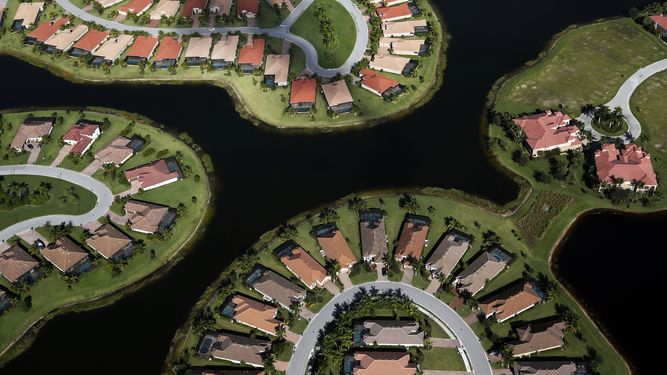 Vista aérea de una urbanización en los humedales de Everglades, cerca de Naples, Florida.&nbsp;
