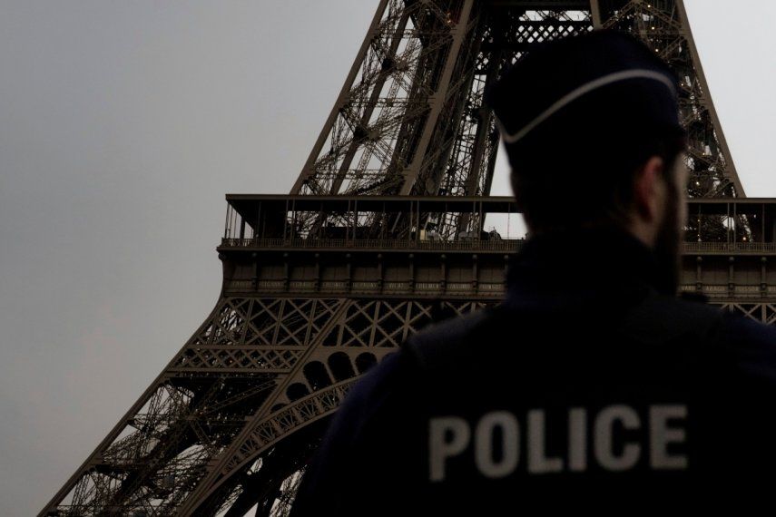 Un policía francés cerca de la Torre Eiffel, el jueves 7 de diciembre de 2023, en París.
