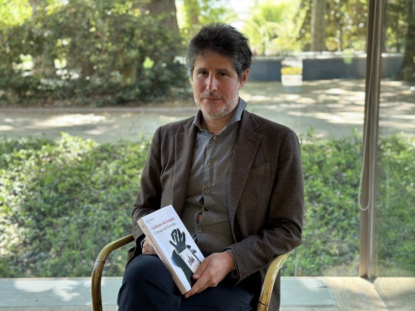 El escritor y ensayista político italo-suizo Giuliano da Empoli, autor de El mago del Kremlin, tras una rueda de prensa en Madrid el 17 de abril de 2023.