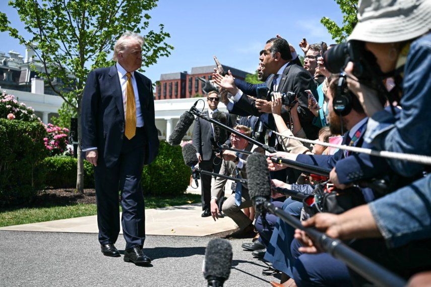 El presidente de EEUU, Donald Trump, habla con la prensa antes de dirigirse a abordar el Marine One, en la Casa Blanca en Washington, DC, el 12 de mayo de 2026.