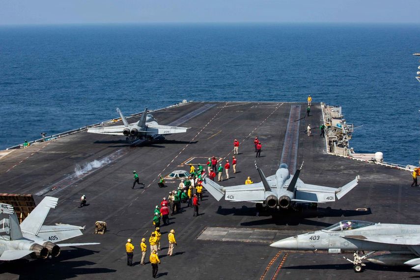 El Escuadrón de Cazas de Ataque (VFA) 151 realiza operaciones de vuelo a bordo del USS Abraham Lincoln (CVN 72).