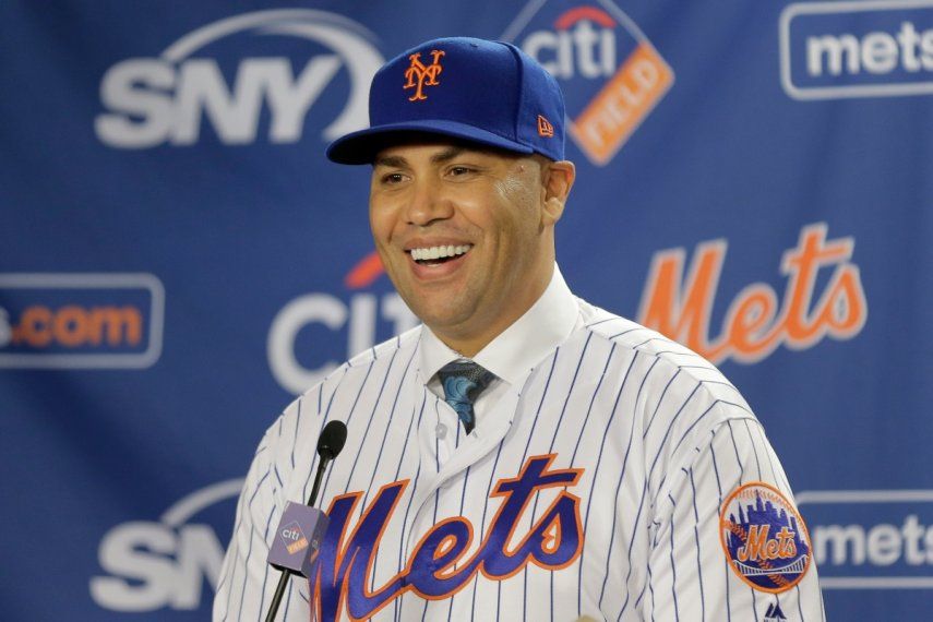 Carlos Beltrán sonríe durante la rueda de prensa en la que fue presentado como mánager de los Mets de Nueva York, el 4 de noviembre de 2019.