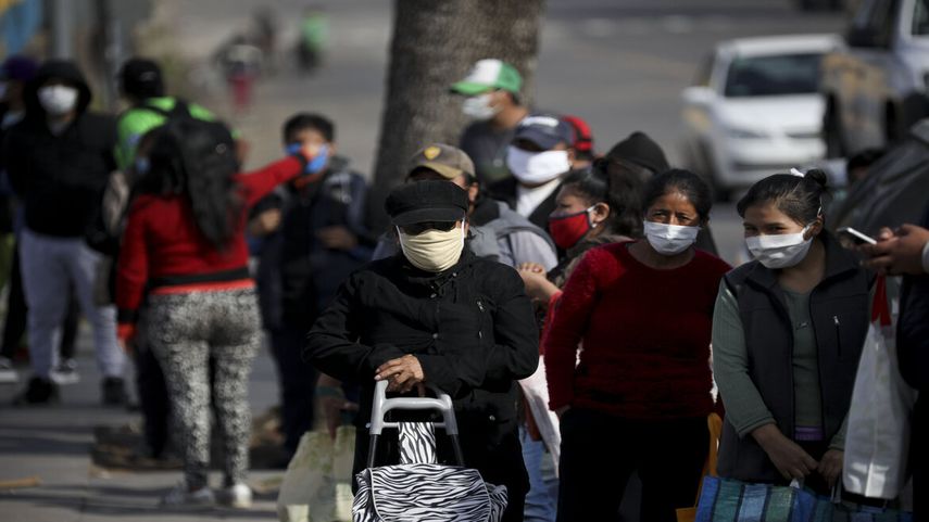 Personas hacen cola para recibir un plato de comida en un comedor de beneficencia durante un confinamiento ordenado por el gobierno para frenar la propagaci&oacute;n del coronavirus en Buenos Aires, Argentina, el viernes 29 de mayo de 2020.&nbsp;