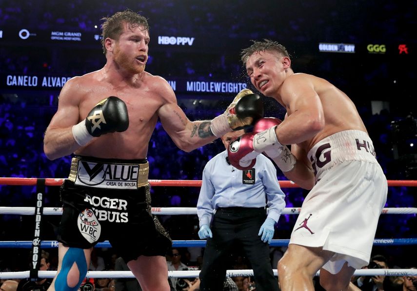El mexicano Saúl Canelo Álvarez asesta un puñetazo al kazajo Gennady Golovkin durante un combate por el título de los medianos, el 15 de septiembre de 2018 en Las Vegas&nbsp;