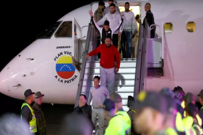 Migrantes venezolanos deportados de Estados Unidos llegan al aeropuerto internacional Simón Bolívar en Maiquetía, Venezuela, el 10 de febrero de 2025