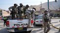 Las fuerzas especiales de la policía llegan a un puesto de control en el distrito de Manchay, en las afueras de Lima, Perú.