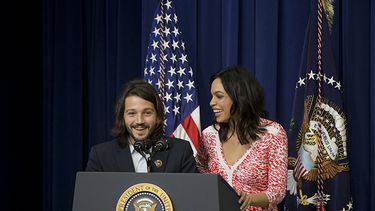 Diego Luna junto a Rosario Dawson mientras visitan la Casa Blanca. (AP)