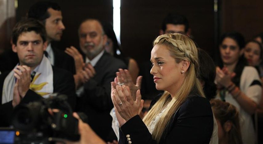 La esposa del opositor venezolano preso, Leopoldo López, Lilian Tintori, aplaude durante una conferencia de prensa este jueves 9 de abril de 2015, en Ciudad de Panamá (EFE) 