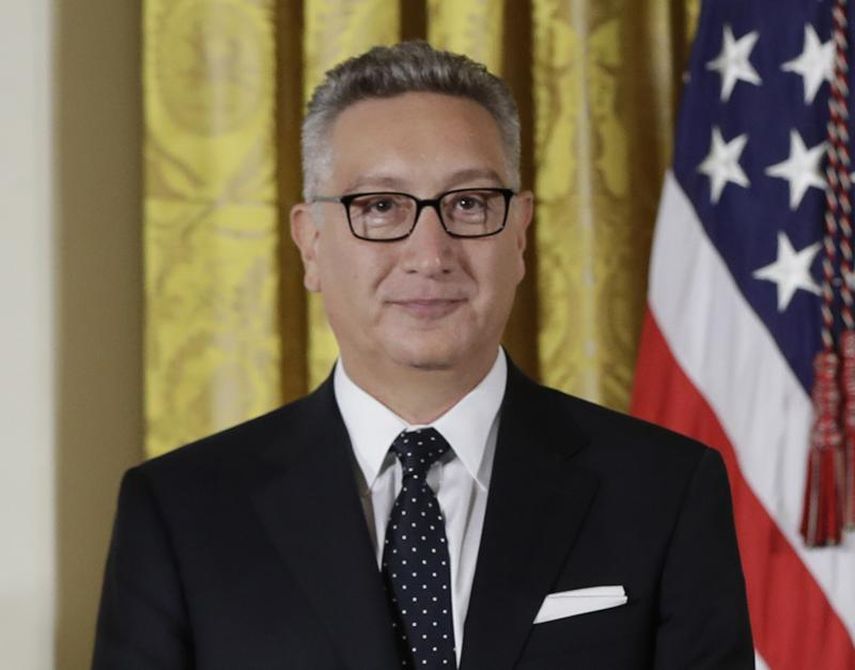 El director y dramaturgo venezolano Moisés Kaufman posa en la Casa Blanca durante una ceremonia en la que recibió la Medalla Nacional de las Artes, el 22 de septiembre de 2016 en Washington. Kaufman dirigió el musical de Broadway Paradise Square, actualmente nominado a 10 premios Tony.&nbsp;