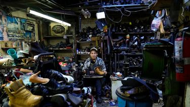 José Francisco Rodríguez, zapatero desde hace 46 años, posa para la foto en su taller de reparación de calzado en Caracas.