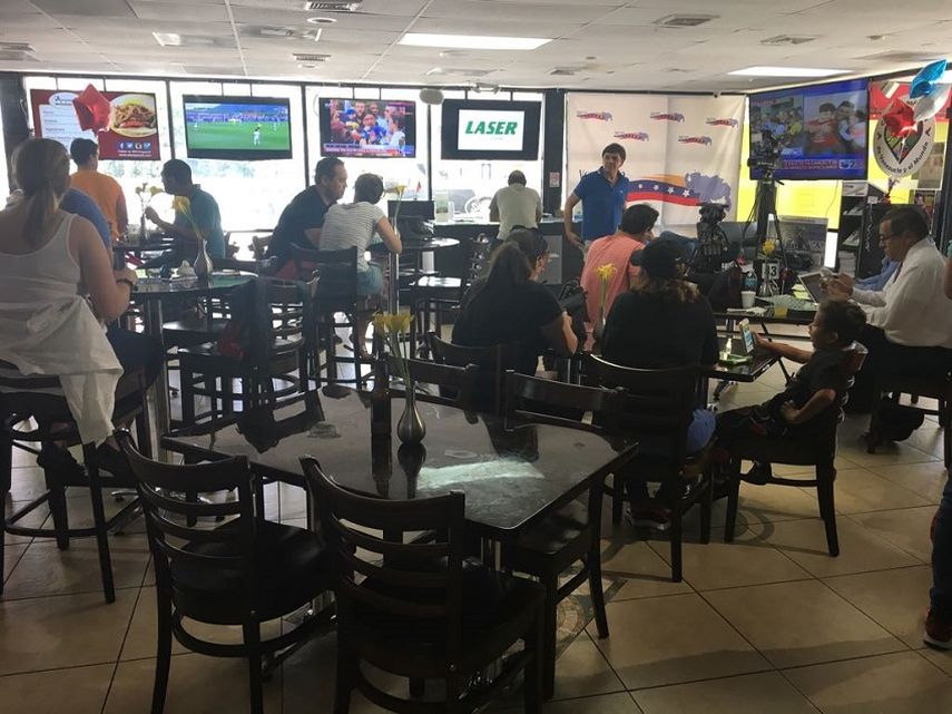 Desde temprano la gente comenzó a reunirse en El Arepazo.