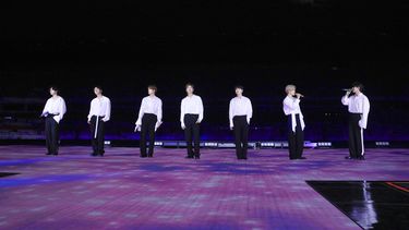 En esta imagen del folleto, BTS se presenta durante los American Music Awards 2020 en el teatro Microsoft el 22 de noviembre de 2020 en Los Angeles.&nbsp;