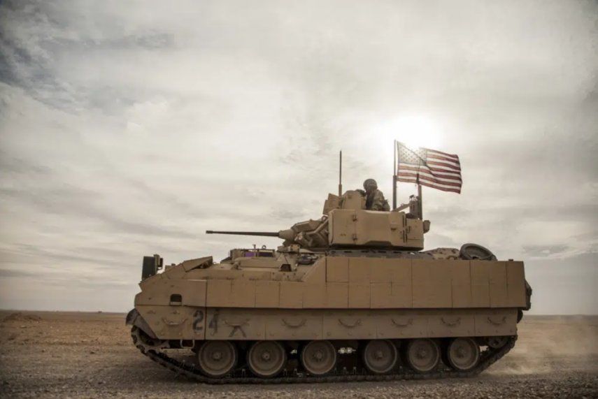 Soldado estadounidense conduce un vehículo de combate Bradley