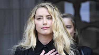 La actriz estadounidense Amber Heard, exesposa del actor Johnny Depp, gesticula mientras da una declaraci&oacute;n despu&eacute;s del final del juicio ante el Tribunal Superior de Londres, el martes 28 de julio de 2020.&nbsp; 