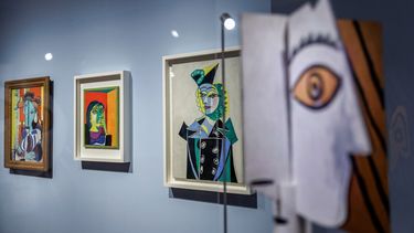 Obras de Pablo Picasso se muestran durante la presentación para medios de Picasso for Asia: A Conversation en M+, Hong Kong, el 13 de marzo de 2025.