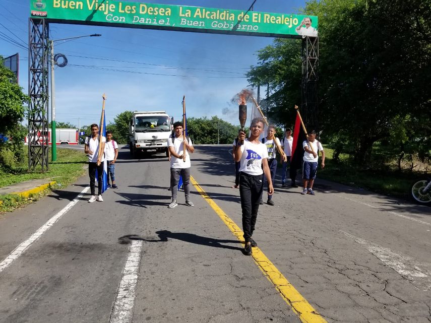 J&oacute;venes recorren las calles con antorchas.