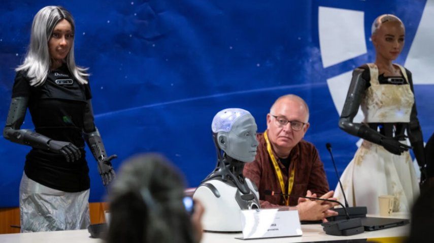 Panel de robots humanoides habilitados por IA como parte de la Unión Internacional de Telecomunicaciones (UIT) en la Cumbre Mundial de IA por el Bien en Ginebra, el 7 de julio de 2023.&nbsp;