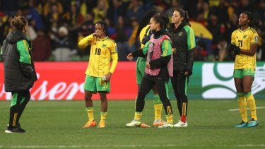 Jugadoras de Jamaica reaccionan luego de perder ante Colombia en los octavos de final de la Copa Mundial femenina, en Melbourne, Australia, el martes 8 de agosto de 2023.