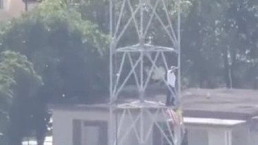 La torre que mide unos 222 pies de altura aproximadamente