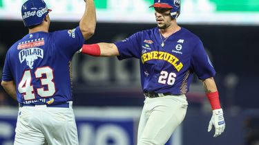 El venezolano Hernán Pérez celebra en un juego de la Serie del Caribe Miami 2024 luego de remolcar una carrera