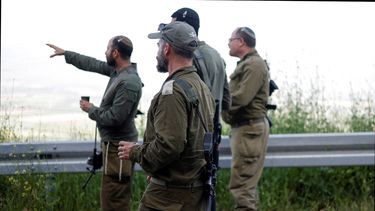 Soldados israelíes patrullan la frontera entre Israel y Líbano el 16 de abril de 2026. El presidente de Estados Unidos anunció que Israel y Líbano acordaron un alto el fuego de 10 días a partir del jueves, aunque no se indicó si Hezbolá, respaldado por Irán, estaba de acuerdo