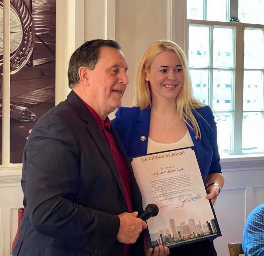 El comisionado Joe Carollo hizo entrega de una proclamación en la cual la ciudad de Miami reconoce al trabajo de la comunidad hispana y de organizaciones como Actúa Hispanidad.&nbsp;