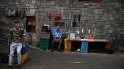 Un hombre vende mascarillas&nbsp;para prevenir&nbsp;el nuevo coronavirus, COVID-19, en la entrada del mercado de Quinta Crespo en Caracas, Venezuela, el 21 de abril de 2020.