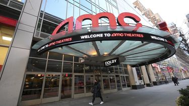 Un peatón pasa frente al recién reabierto cine AMC en la calle 34 de Nueva York, el 5 de marzo de 2021. AMC Theatres dice que el 98% de sus cines en Estados Unidos estarán abiertos el viernes cuando un montón de salas reabran en California, y se espera que otras más se les unan el 26 de marzo.&nbsp;
