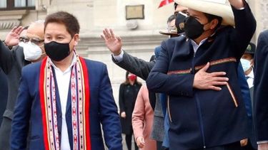 Guido Bellido, presidente del Consejo de Ministros de Perú, junto al presidente Pedro Castillo.