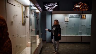 Olga Honcharova, directora temporal del Museo Regional de Jersón, especializada en historia local e historia natural, muestra una vitrina vacía en Kherson, en medio de la invasión rusa de Ucrania.