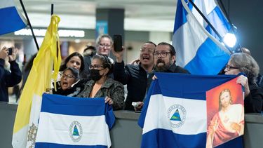 Seguidores de presos políticos de Nicaragua claman en el aeropuerto internacional Washington Dulles International, en Chantilly, Virginia, Estados Unidos, el jueves 9 de febrero de 2023.