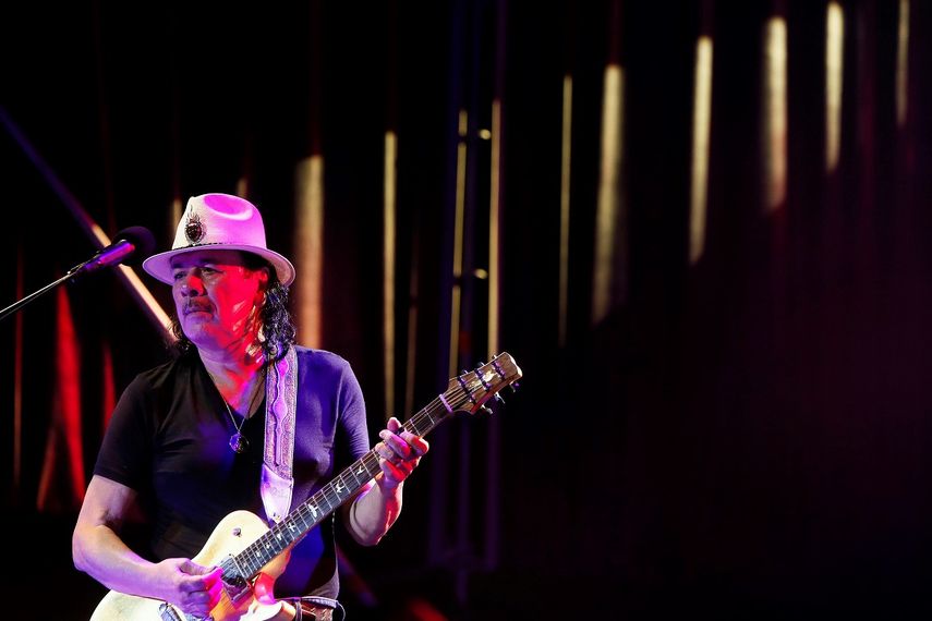 El guitarrista y compositor mexicano Carlos Santana durante un concierto en la plaza de toros de Alicante, España, en 2018.