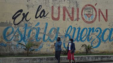 Dos mujeres caminan por una calle de La Habana, el 12 de enero de 2021.&nbsp;