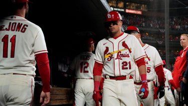 Lars Nootbaar (21) de los Cardenales de San Luis camina en el banquillo después del Juego 2 de la serie de playoffs de béisbol comodín de la Liga Nacional del equipo contra los Filis de Filadelfia, el sábado 8 de octubre de 2022, en San Luis. Los Filis ganaron 2-0 y avanzaron a la Serie Divisional de la Liga Nacional contra los Bravos de Atlanta.&nbsp;