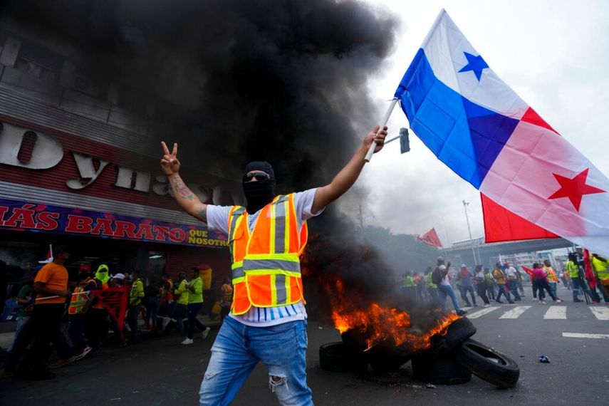 Los trabajadores protestan en apoyo de los maestros en huelga frente a la Asamblea Nacional en la Ciudad de Panamá.
