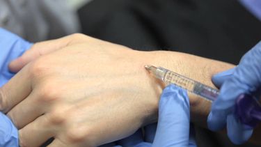 Una de las prodiedades de esta sustancia es atraer y retener el agua en el cuerpo.