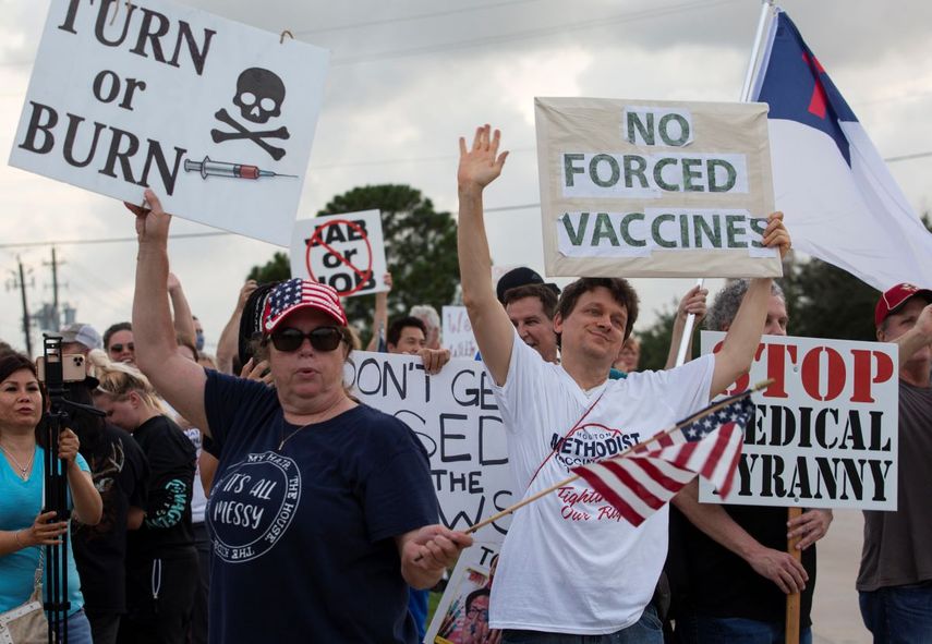Manifestantes frente al hospital Houston Methodist en Baytown, Texas, saludan a los automóviles que les tocan el claxon para apoyar su protesta contra una política en la que los empleados del hospital tienen que vacunarse contra el COVID-19 o de lo contrario perderán sus empleos.&nbsp;