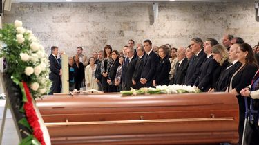 La misa, concelebrada por tres sacerdotes en el tanatorio de Les Corts, comenzó con el clásico Ave María, que tantas veces había cantado la diva de la ópera mundial, nacida el 12 de abril de 1933 en Barcelona.