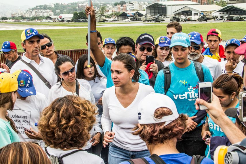 La líder opositora, junto a miembros de Vente Venezuela y la sociedad civil, exhortó a los militares a estar del lado del pueblo de Venezuela.