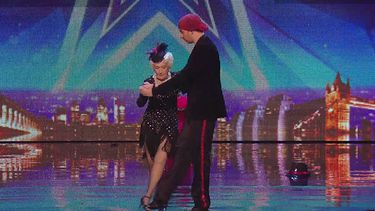 La anciana aparentemente frágil, deslumbró a la audiencia. (YouTube)