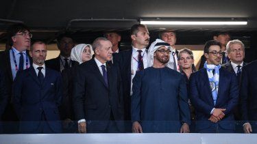 El presidente de la UEFA, Aleksander Ceferin (i), el presidente de Turquía, Recep Tayyip Erdogan (i), el presidente de los Emiratos Árabes Unidos, el jeque Mohamed bin Zayed al-Nahyan (i), y el propietario emiratí del Manchester City, el jeque Mansour bin Zayed al-Nahyan (derecha), asisten a la final de la Liga de Campeones de la UEFA. Partido de fútbol entre el Inter de Milán y el Manchester City en el estadio olímpico Ataturk de Estambul, el 10 de junio de 2023. A cuatro tiros fallidos, Turquía vuelve a ser candidata a organizar la Eurocopa de fútbol 2032, y es el único contendiente, asociado a Italia. El comité ejecutivo de la UEFA debería dar su respuesta tras una reunión, el 10 de octubre de 2023. &nbsp;