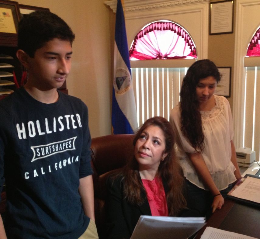 Los hermanos Ronald y Cecei Sosa junto a Nora Sándigo, quien tiene la custodia legal de los menores(José Pernalete)