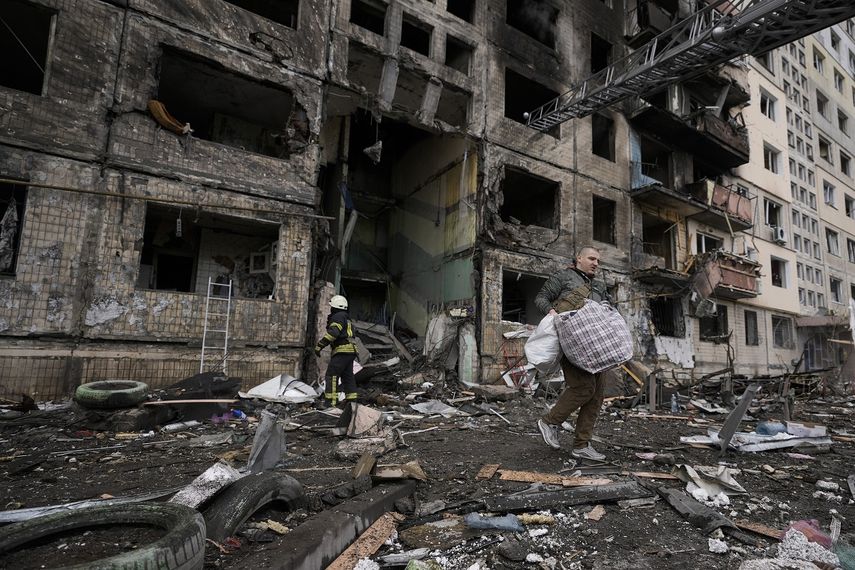 Un vecino recoge sus pertenencias en un bloque de apartamentos atacado por artillería en Kiev, Ucrania, el lunes 14 de marzo de 2022.&nbsp;