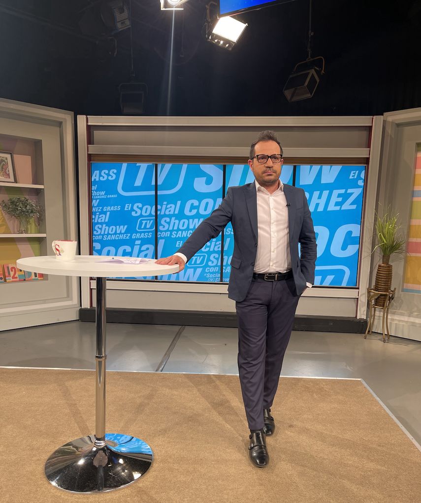 Jorge Luis Sánchez Grass en el plató de su programa El Social TV Show con Sánchez Grass, por América Tevé.&nbsp;