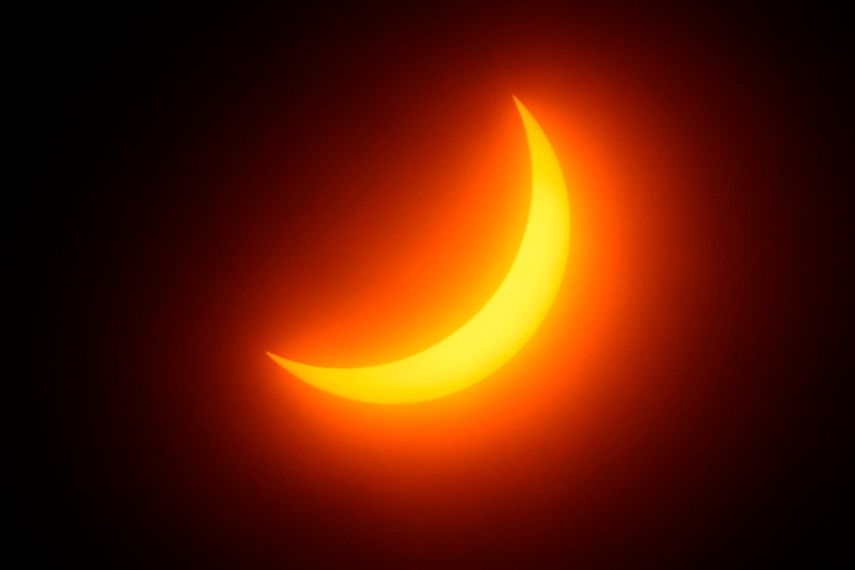 La luna cubre parcialmente el sol durante un eclipse solar total, visto desde Eagle Pass, Texas, el lunes 8 de abril de 2024.